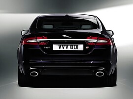 Jaguar XF 3.0d AT Portfolio: Спереди в тёмном помещении с подсветкой фар