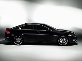 Jaguar XF 3.0d AT Portfolio: Сзади в тёмном помещении с подсвеченными фонарями
