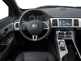 Jaguar XF 3.0d AT Portfolio: Переднее сиденье и центральная консоль