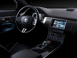 Jaguar XF 3.0d AT Portfolio: Крупный план центральной панели с экраном