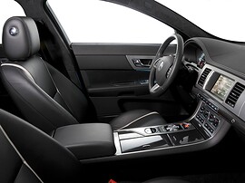 Jaguar XF 3.0d AT Portfolio: Крупный план цифровой приборной панели