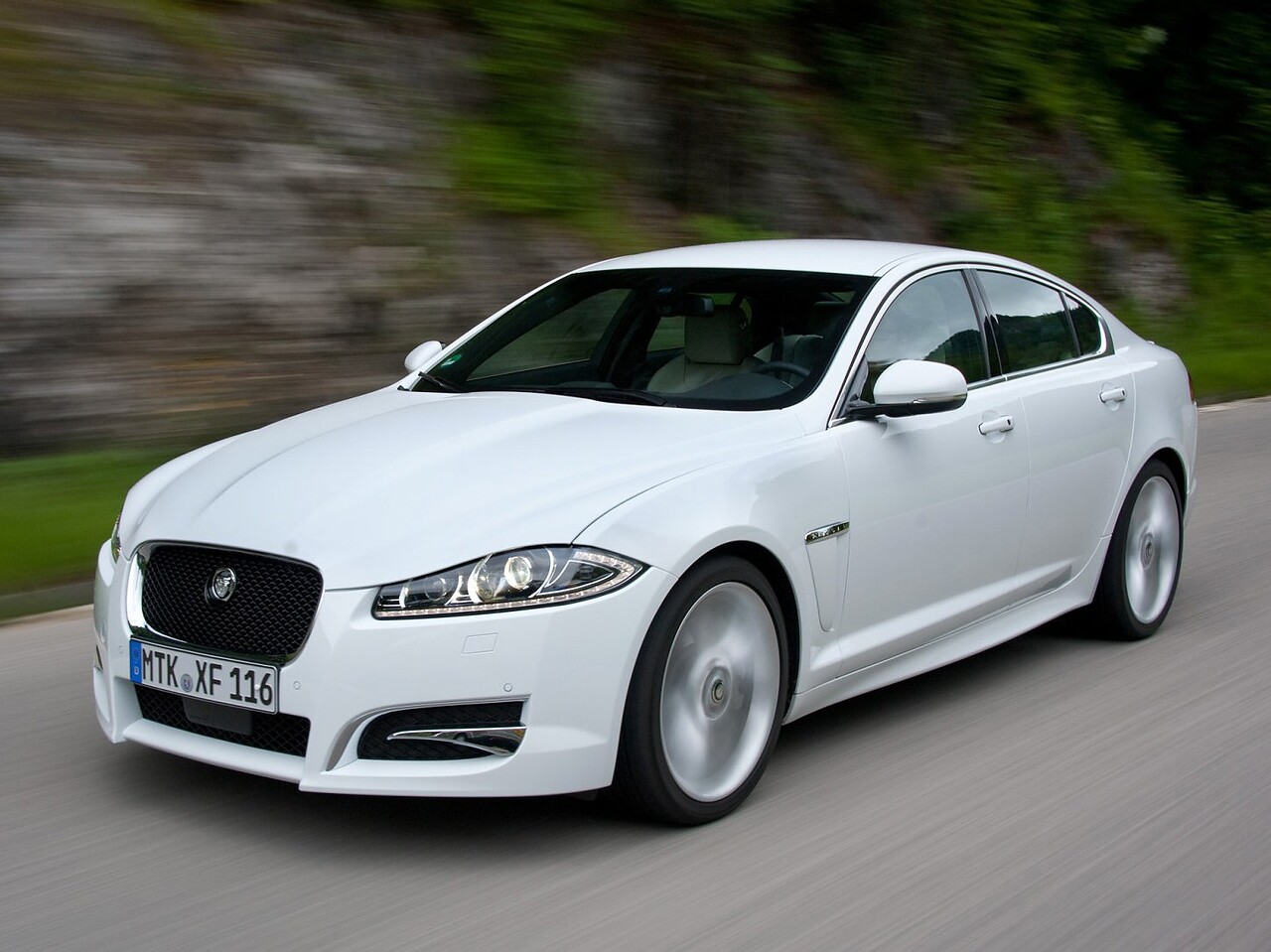 Jaguar XF 3.0d AT Portfolio: Три четверти спереди в движении по горной дороге
