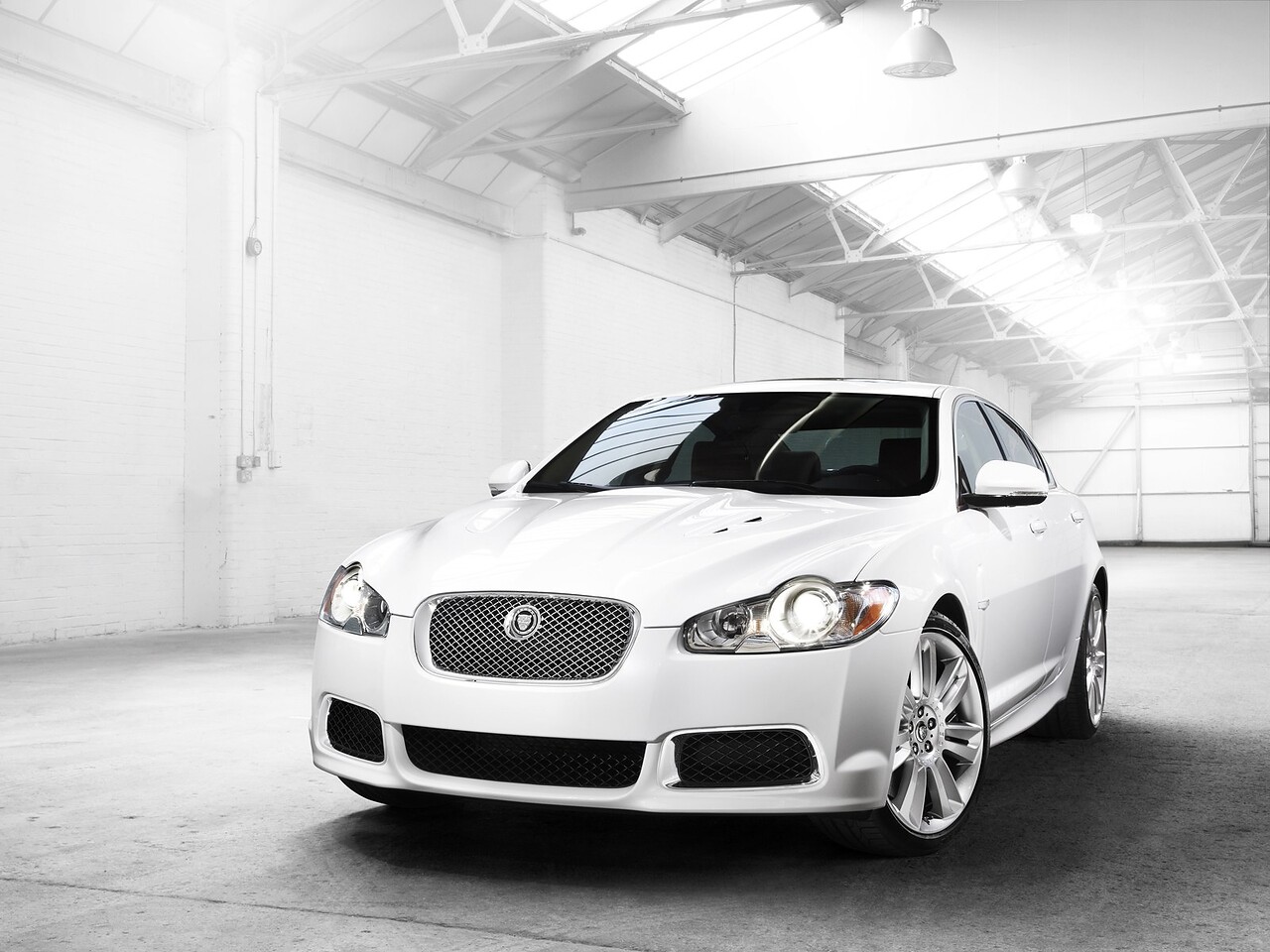 Jaguar XF R 5.0 AT: Три четверти спереди в светлой студии