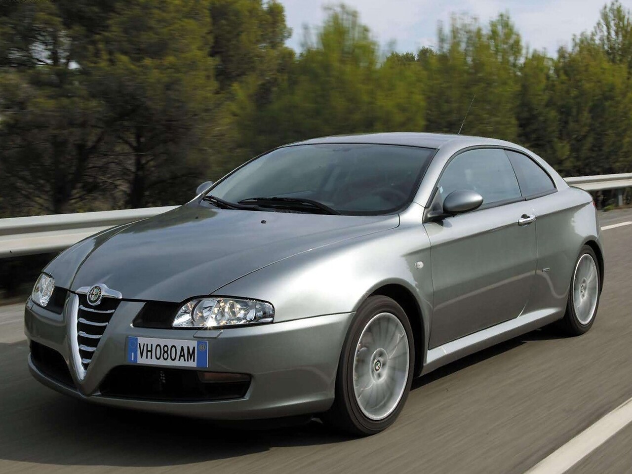 Alfa Romeo GT 2.0 AT: вид спереди сбоку