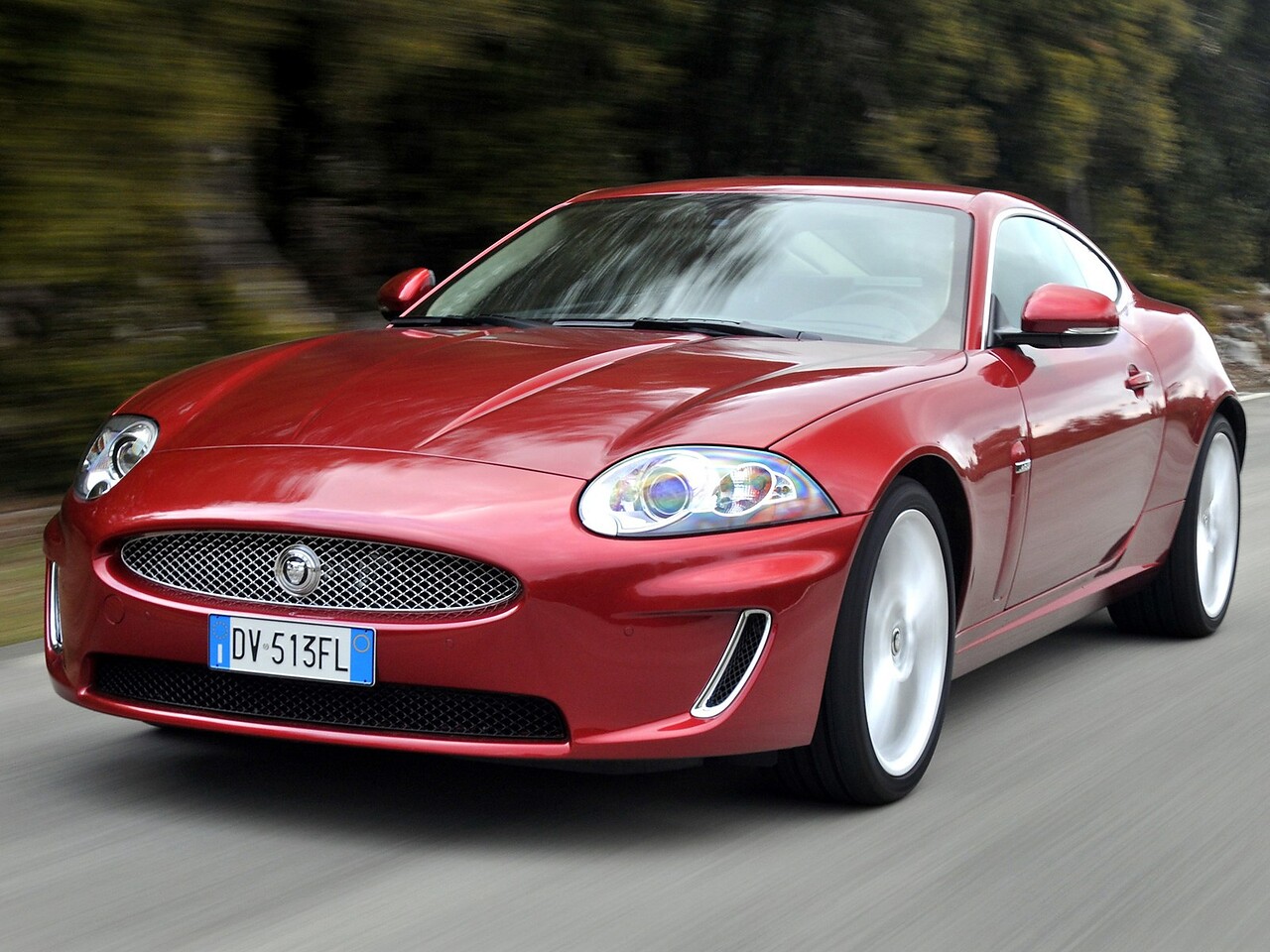 Jaguar XK Купе (III поколение, 2006 - 2012 г.в.): Три четверти спереди в движении на дороге