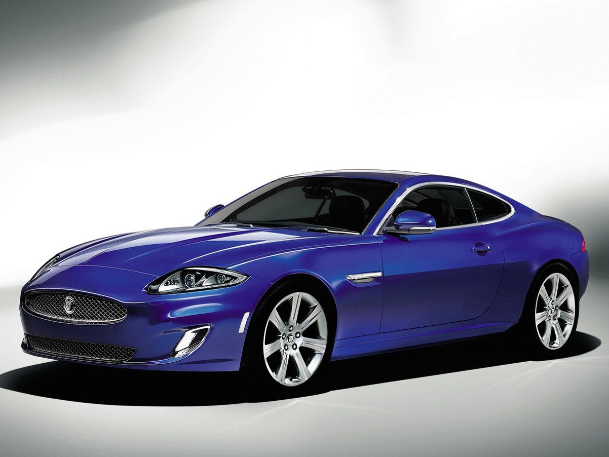 Jaguar XK купе 5.0 AT Portfolio: Три четверти спереди в студии на белом фоне