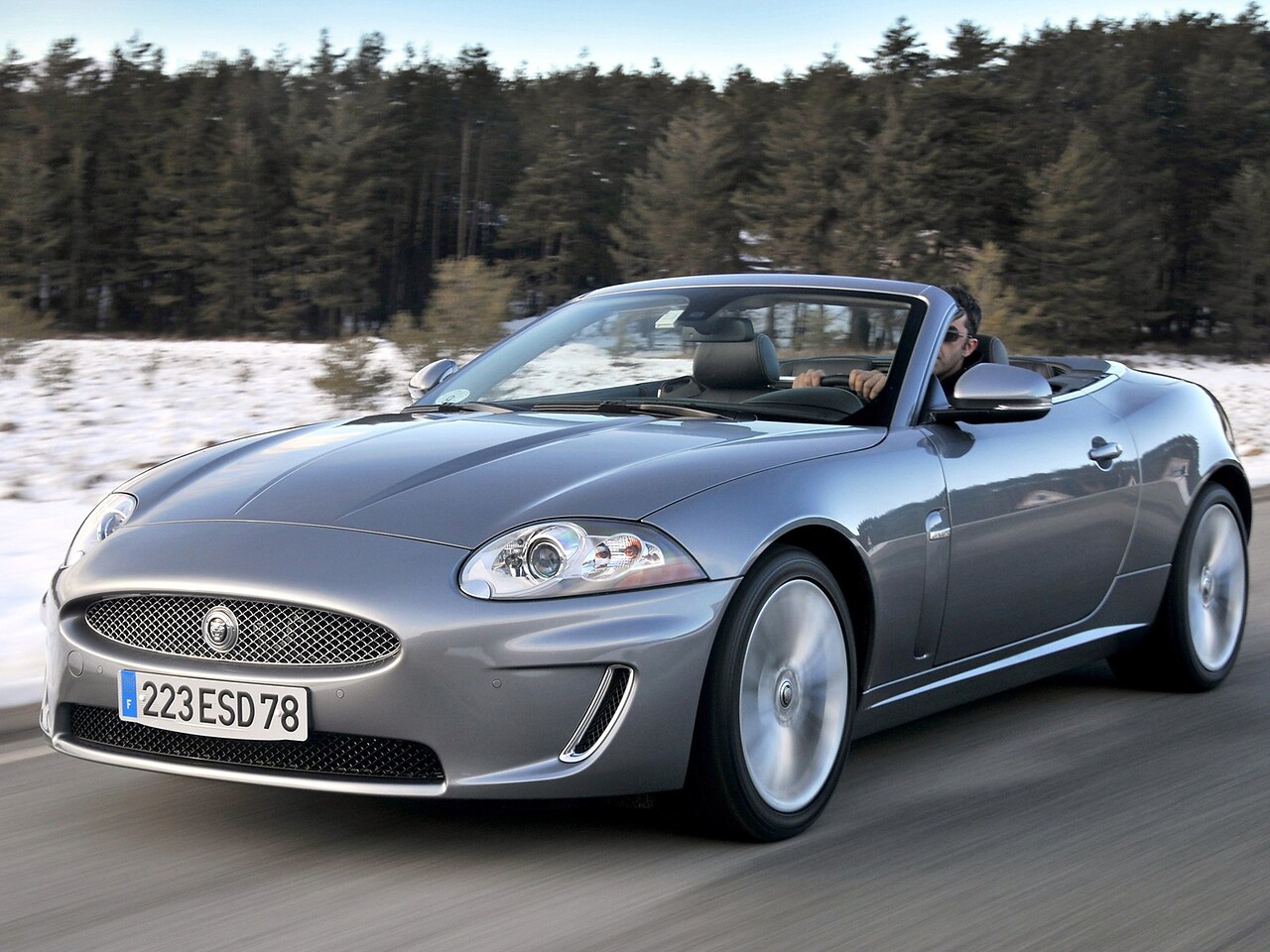 Jaguar XK кабриолет 5.0 AT Luxury: Три четверти спереди в движении по лесной дороге
