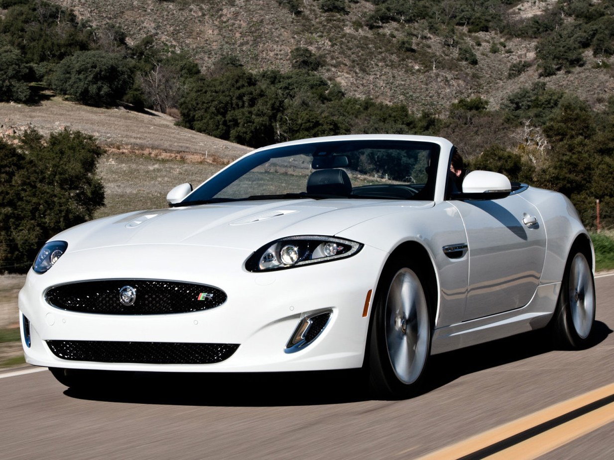 Jaguar XK R кабриолет 5.0 S/C AT: Три четверти спереди в движении в холмистой местности