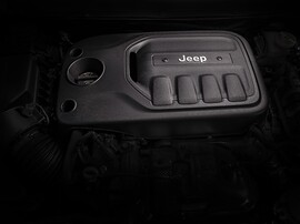 Jeep Cherokee 2.4 4x4 AT Longitude: Моторный отсек с защитным кожухом