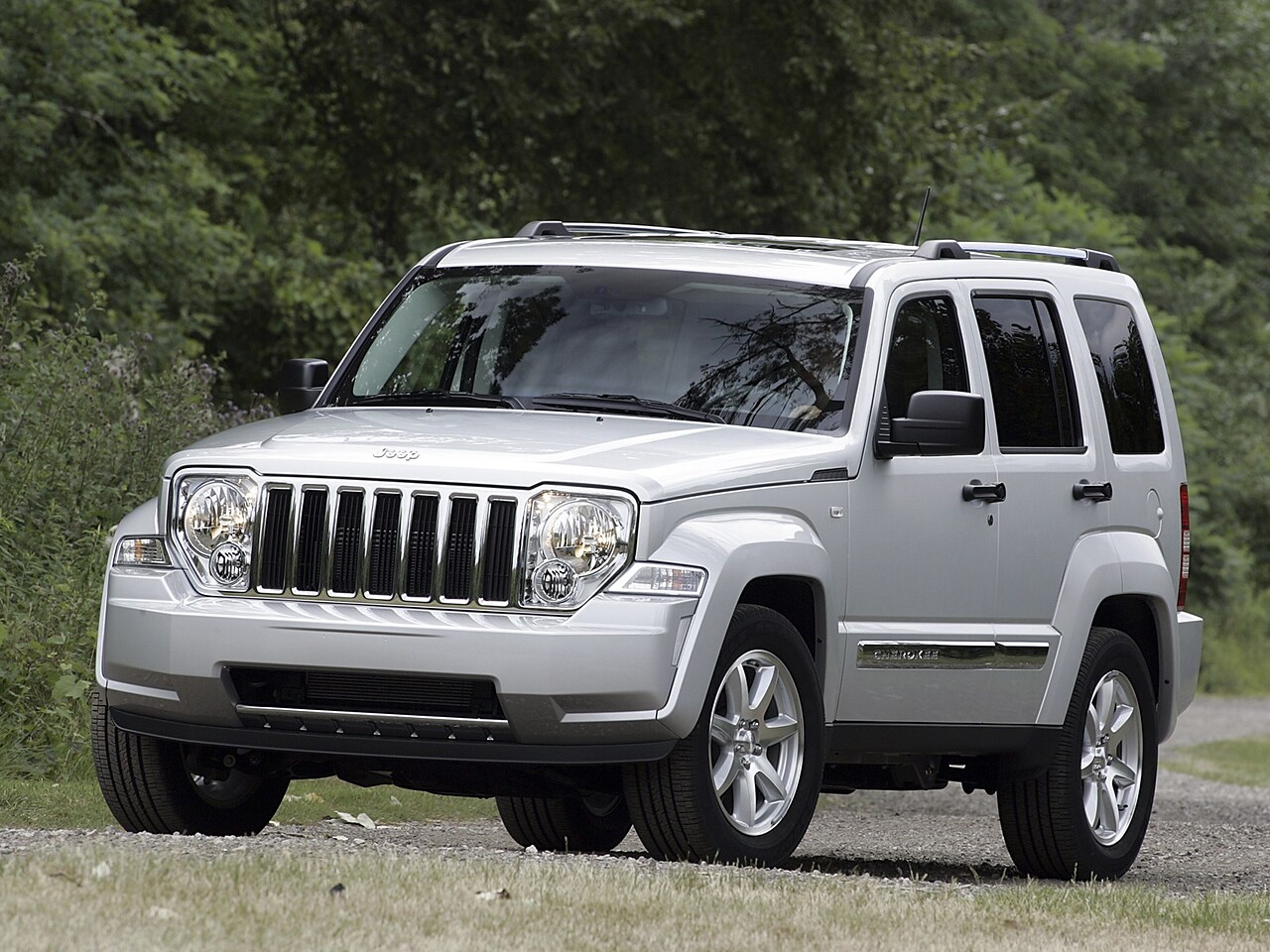 Jeep Cherokee 3.7 AT Limited (P2): Три четверти спереди на парковке