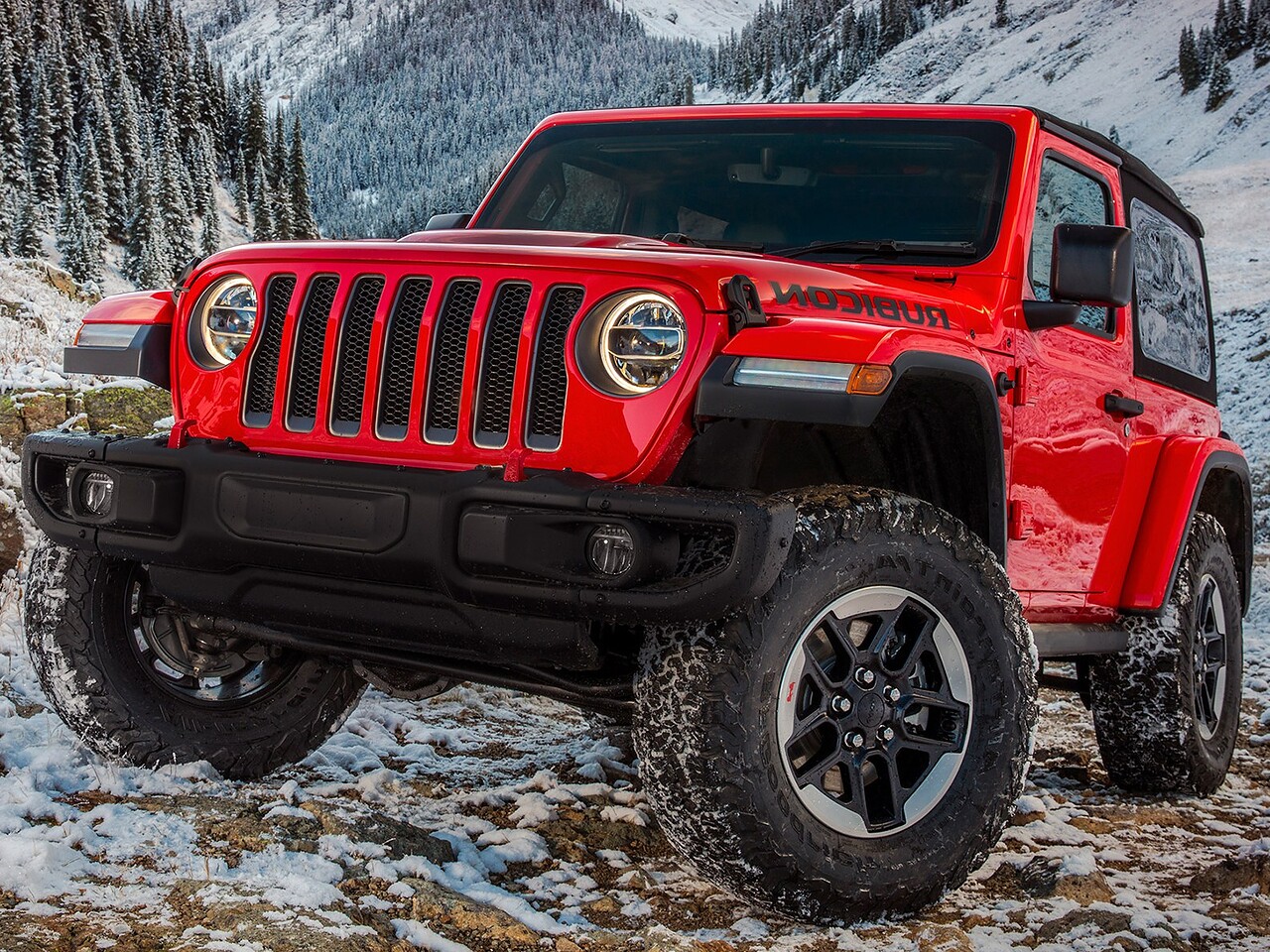Jeep Wrangler (JL, 2018 - 2022 г.в.): Три четверти спереди на снежной горной тропе