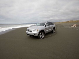 Jeep Grand Cherokee (WK2, 2010 - 2013 г.в.): Три четверти спереди на песчаном пляже