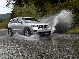 Jeep Grand Cherokee (WK2, 2010 - 2013 г.в.): Три четверти спереди в броде через ручей