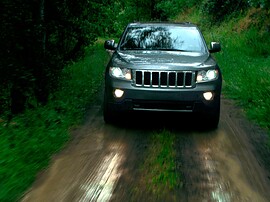 Jeep Grand Cherokee (WK2, 2010 - 2013 г.в.): Три четверти спереди в сумерках в лесу