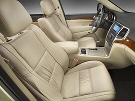 Jeep Grand Cherokee (WK2, 2010 - 2013 г.в.): Крупный план передних сидений