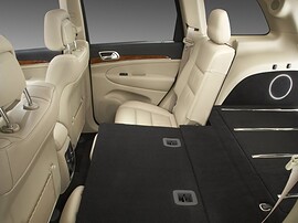 Jeep Grand Cherokee (WK2, 2010 - 2013 г.в.): Задний ряд с частично сложенной спинкой