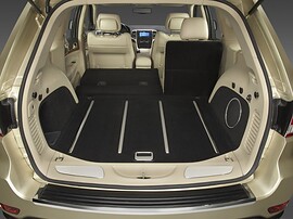 Jeep Grand Cherokee (WK2, 2010 - 2013 г.в.): Багажник с частично сложенным сиденьем