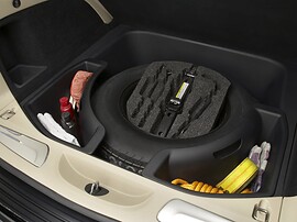 Jeep Grand Cherokee (WK2, 2010 - 2013 г.в.): Ниша запасного колеса в багажнике