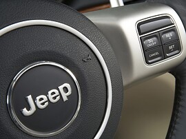 Jeep Grand Cherokee (WK2, 2010 - 2013 г.в.): Крупный план кнопок на руле