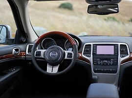 Jeep Grand Cherokee (WK2, 2010 - 2013 г.в.): Салон с видом через лобовое стекло