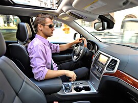 Jeep Grand Cherokee (WK2, 2010 - 2013 г.в.): Водитель за рулём