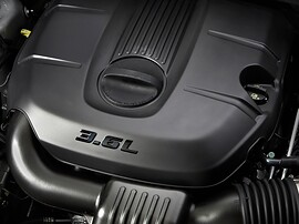Jeep Grand Cherokee (WK2, 2010 - 2013 г.в.): Крупный план кожуха двигателя