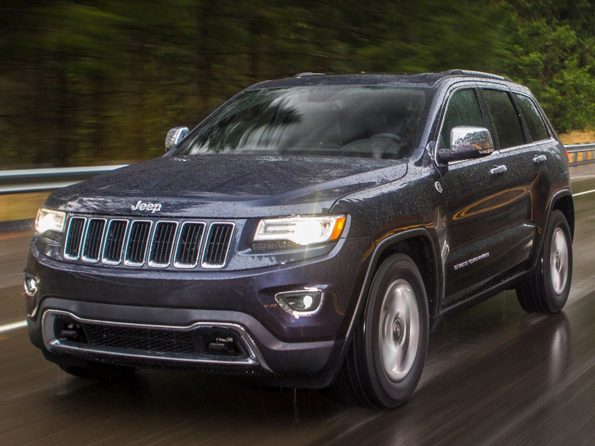 Jeep Grand Cherokee (MK2 рестайлинг, 2013 - 2016 г.в.): Три четверти спереди в движении по лесной дороге