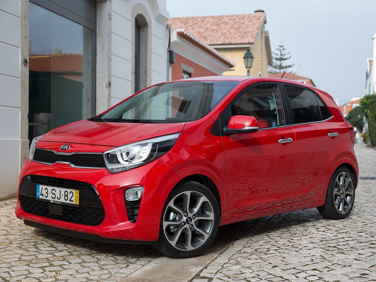 KIA Picanto хэтчбек 5-дв. 1.2 AT Prestige: Три четверти спереди на городской улице