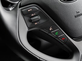 KIA Rio седан 1.4 MT Comfort: Крупный план кнопок на руле