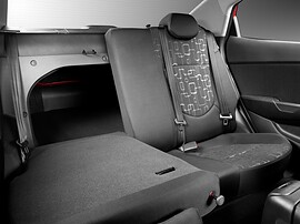 KIA Rio седан (III поколение, 2011 - 2015 г.в.): Задний ряд с частично сложенной спинкой