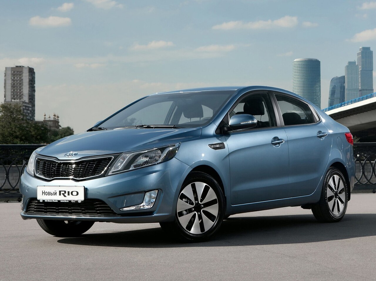 KIA Rio Седан (III поколение, 2011 - 2015 г.в.): Три четверти спереди у небоскрёбов