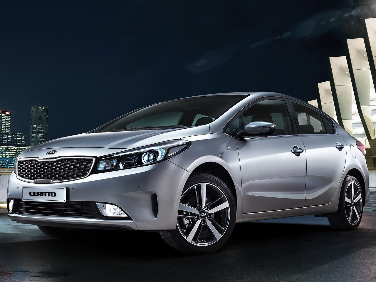 KIA Cerato седан (III поколение рестайлинг, 2016 - 2020 г.в.): Три четверти спереди у здания ночью