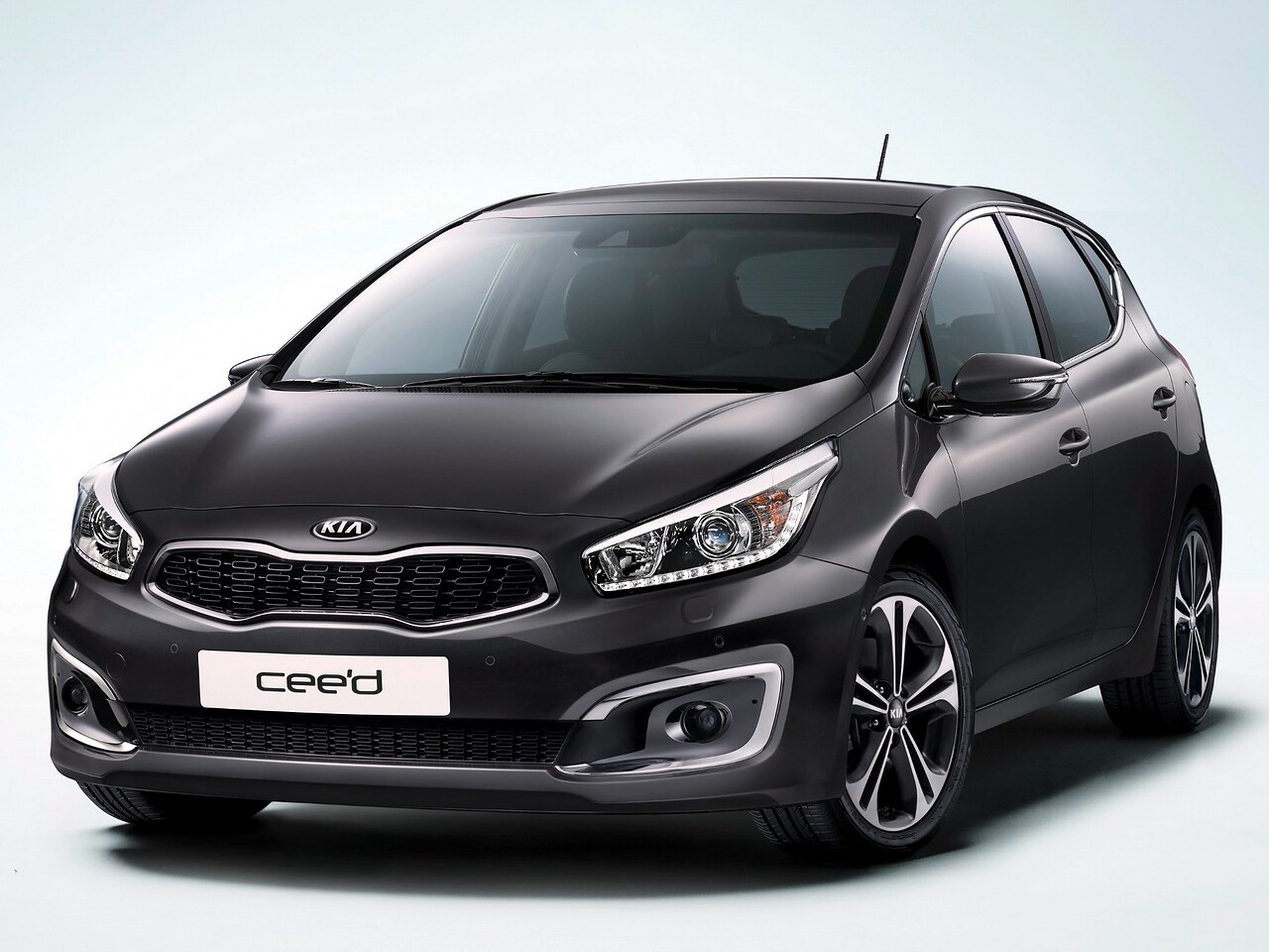 KIA Ceed 5-дв. (II поколение рестайлинг, 2015 - 2018 г.в.): Три четверти спереди в студии