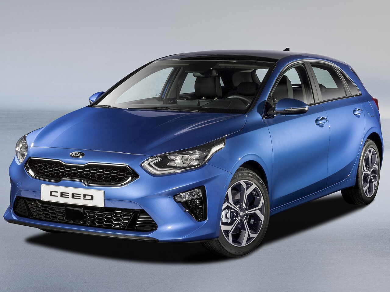 KIA Ceed хэтчбек 5-дв. 1.6 AT Premium: Три четверти спереди на сером фоне