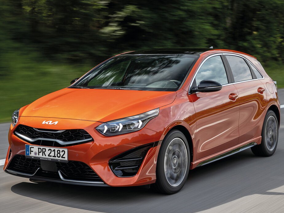 KIA Ceed хэтчбек 5-дв. (III поколение рестайлинг, 2021 - 2022 г.в.): Три четверти спереди в движении на дороге