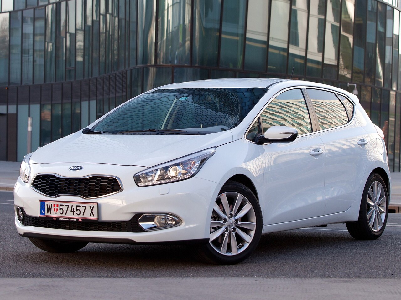 KIA Ceed хэтчбек 5-дв. 1.6 AT Prestige: Три четверти спереди на городской улице