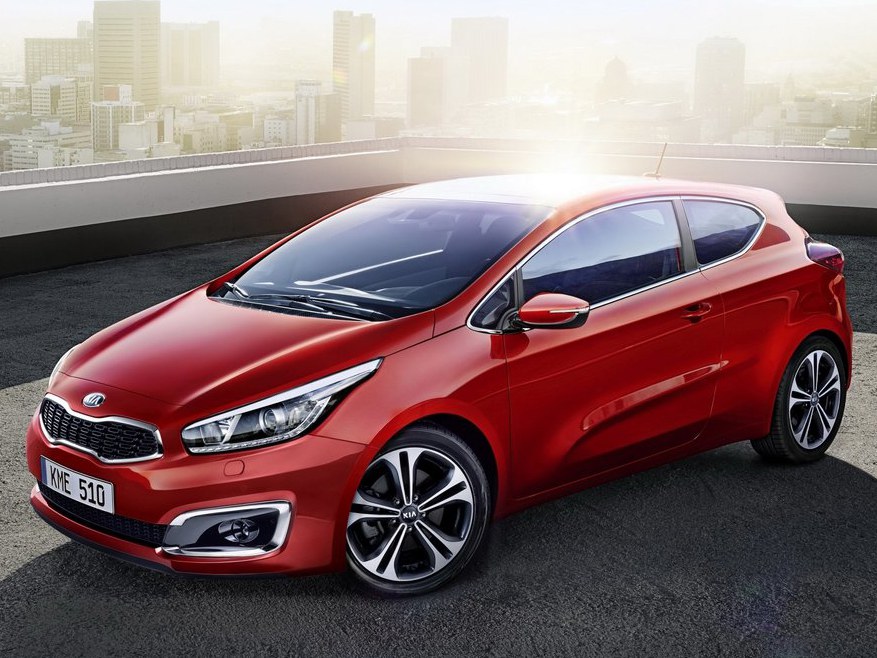 KIA Pro_Ceed (II поколение рестайлинг, 2015 - 2018 г.в.): Три четверти спереди на закате у города