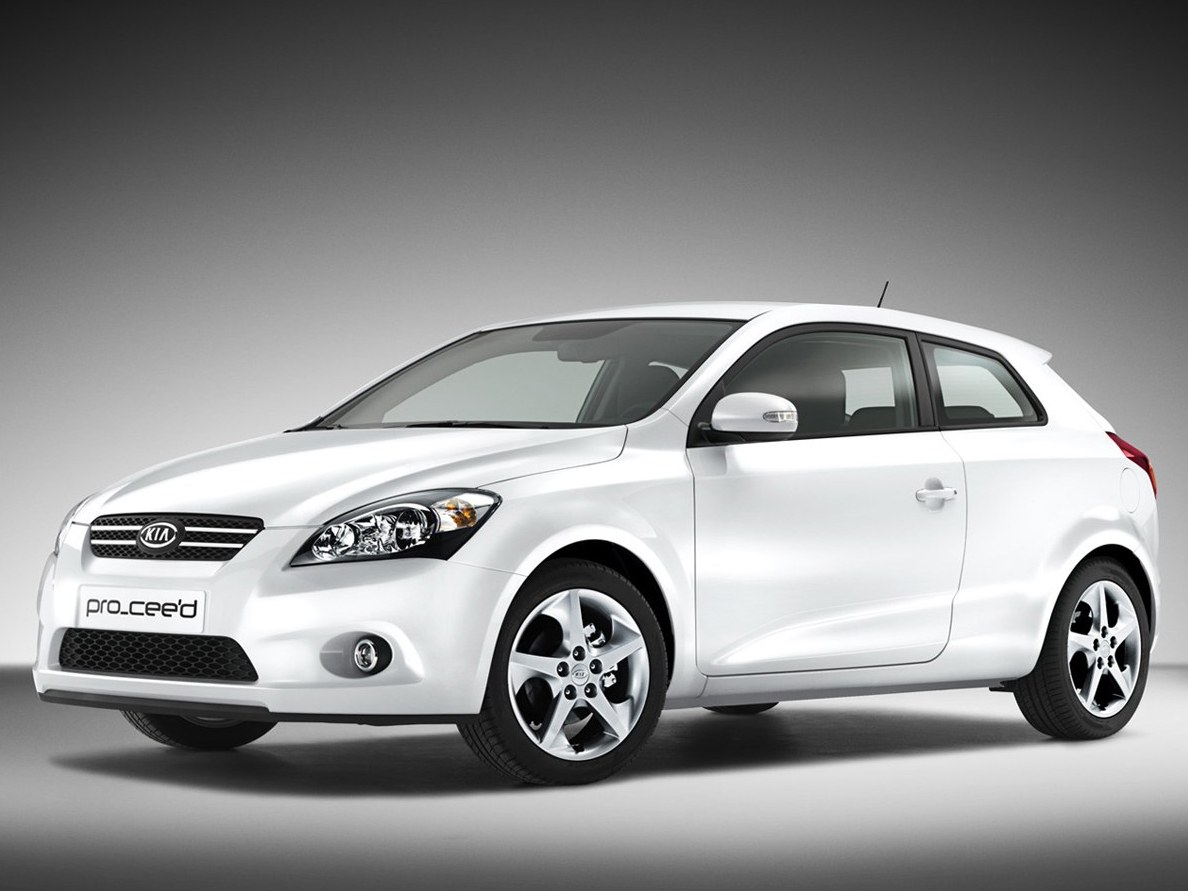 KIA Pro_Ceed хэтчбек 3-дв. 1.6 MT Comfort: Три четверти спереди в студии