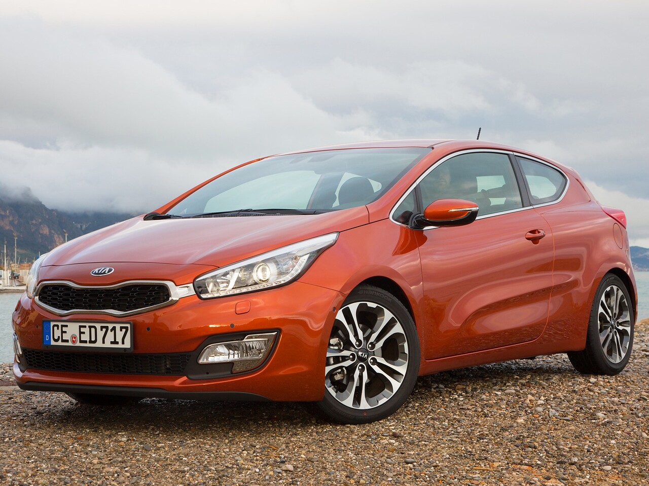 KIA Pro_Ceed 3-дв. (II поколение, 2013 - 2015 г.в.): Три четверти спереди у холмов