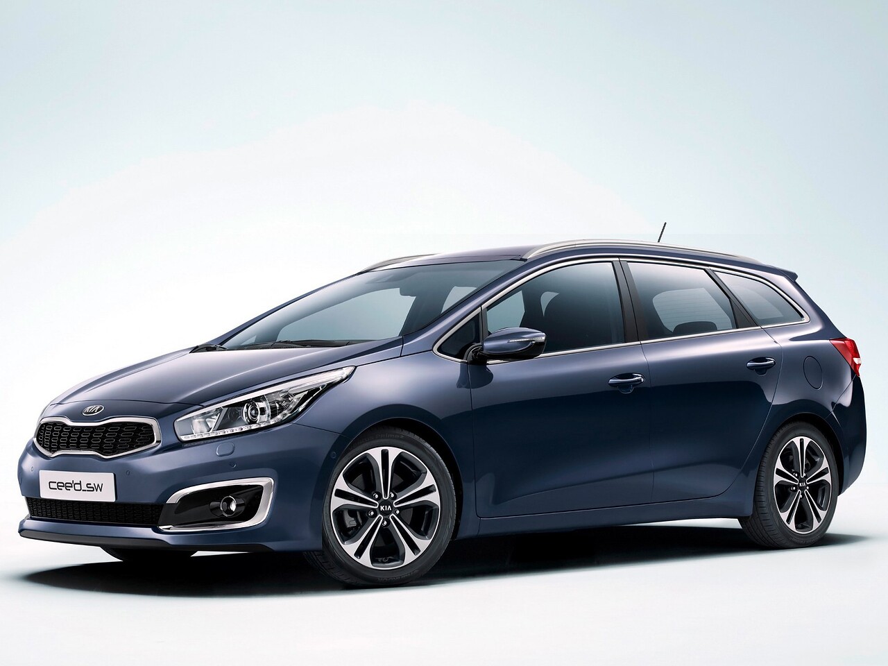 KIA Ceed Универсал (II поколение рестайлинг, 2015 - 2018 г.в.): Три четверти спереди в студии