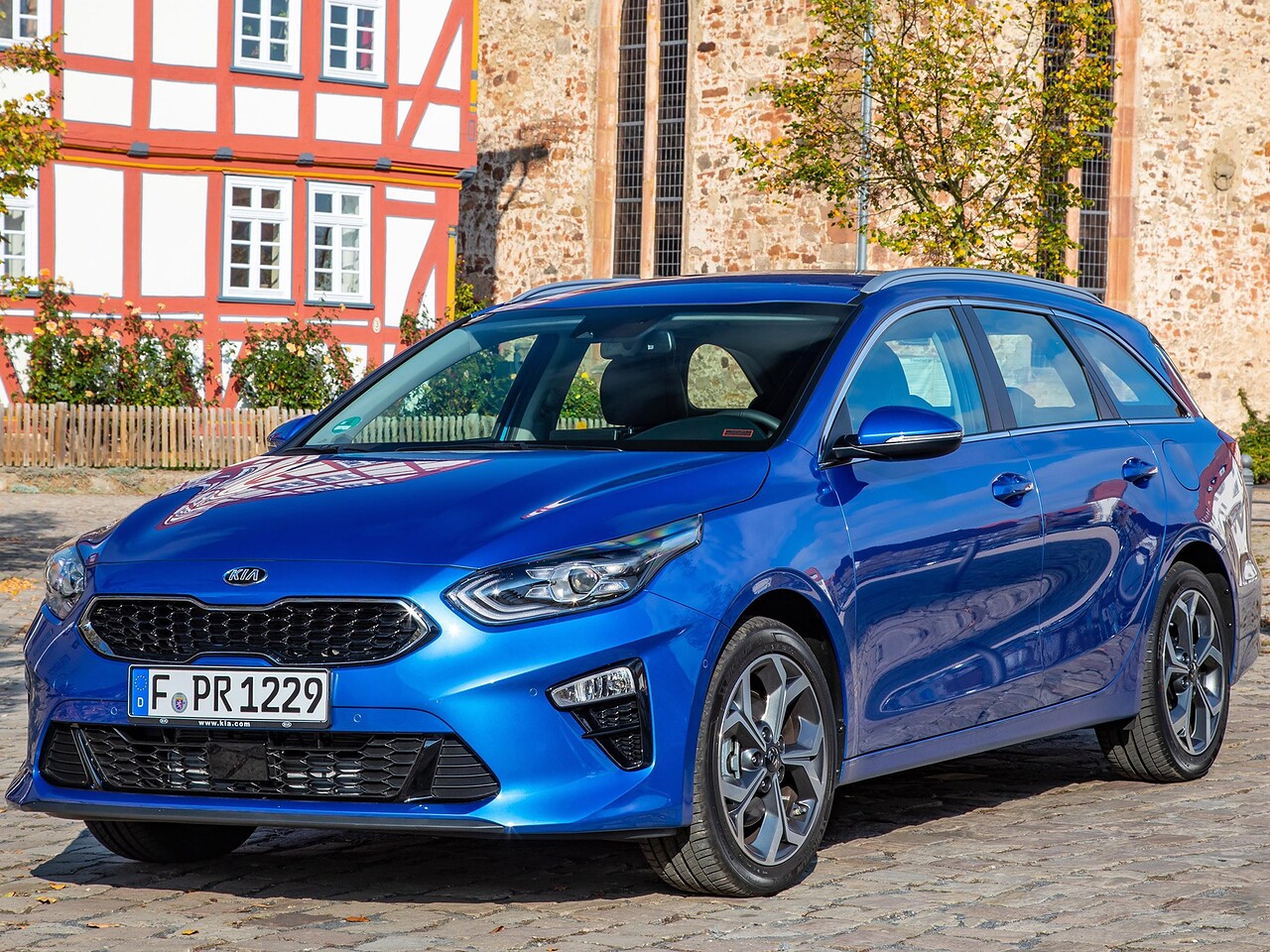 KIA Ceed универсал (III поколение, 2018 - 2021 г.в.): Три четверти спереди на мостовой в старом городе