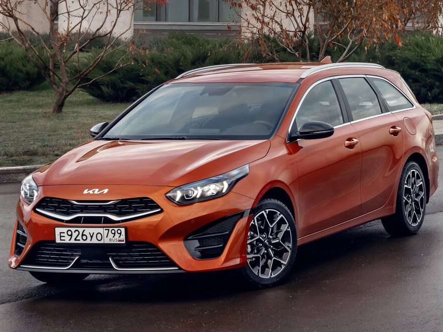 KIA Ceed универсал: Три четверти спереди на городской улице