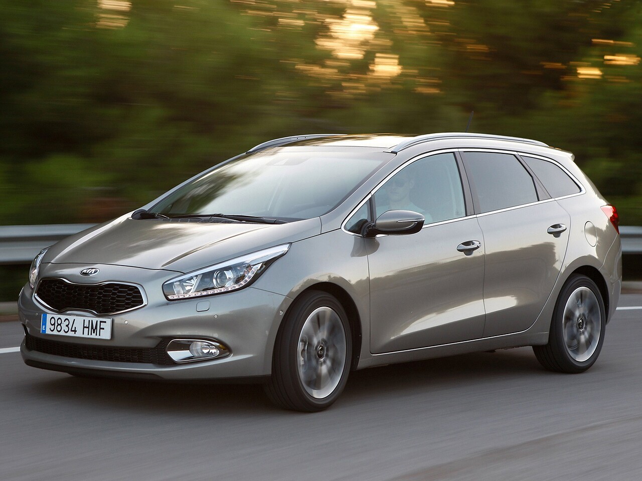 KIA Ceed универсал 1.6 MT Comfort: Три четверти спереди в движении по дороге