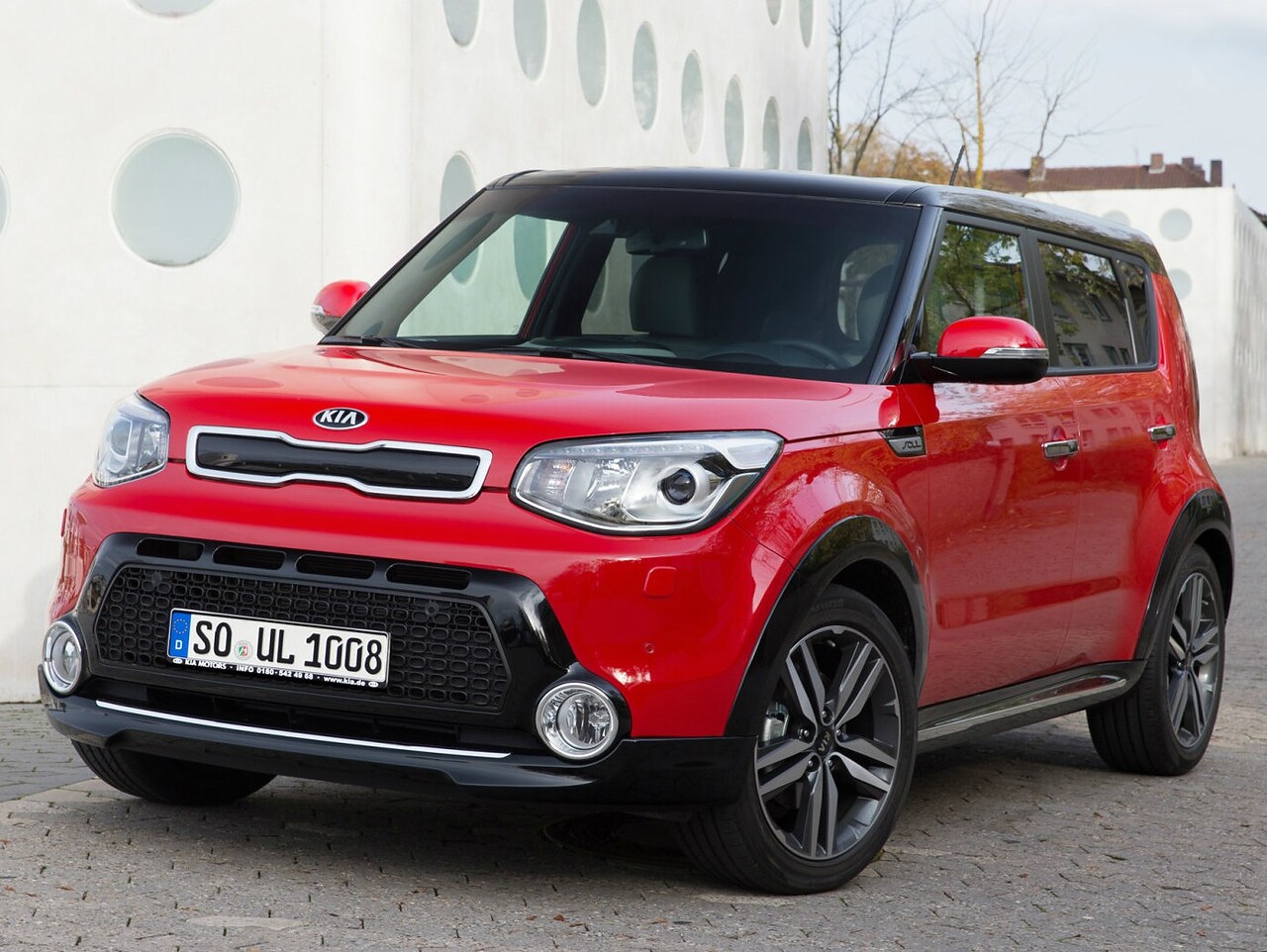 KIA Soul 1.6 AT Premium: Три четверти спереди на асфальте