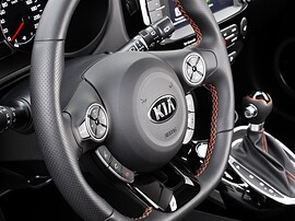 KIA Soul 2.0 AT Prestige: Крупный план руля и механической коробки