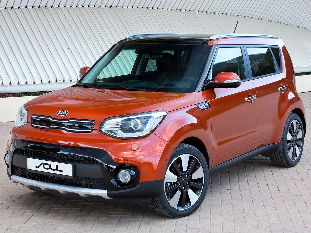 KIA Soul 2.0 AT Prestige: Три четверти спереди у изогнутого здания