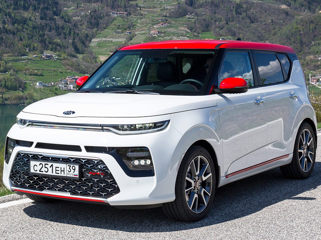 KIA Soul 1.6 AT Classic: Три четверти спереди на горной дороге