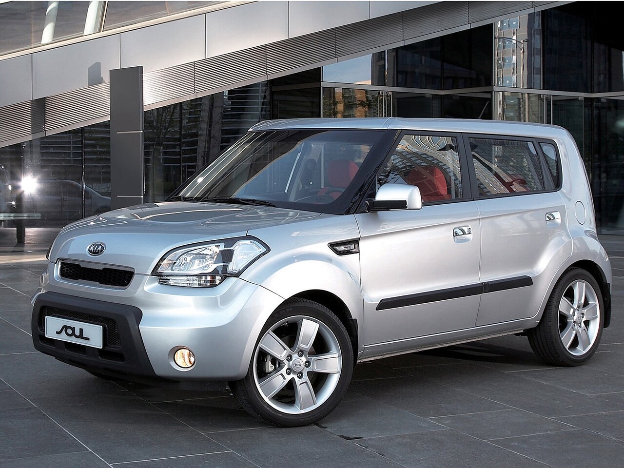 KIA Soul 1.6 AT Diva: Три четверти спереди у стеклянного здания