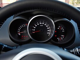 KIA Soul 1.6 MT Classic: Приборная панель с аналоговыми шкалами