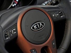 KIA Soul 1.6 MT Classic: Крупный план руля с бронзовой вставкой